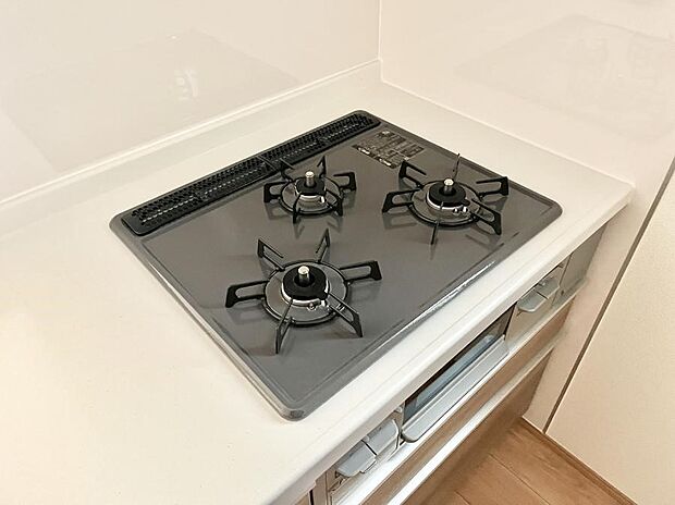 ガスコンロはSiセンサー搭載。火力調節や焦げ付き・消し忘れも防いでくれます。