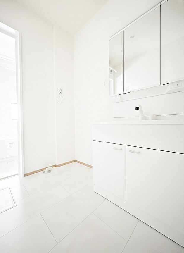 清潔感のある快適空間です。毎日の身支度も気持ち良くお使い頂けます。