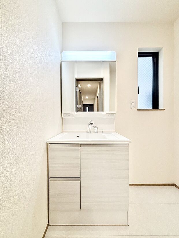 収納力と機能性に優れた洗面化粧台