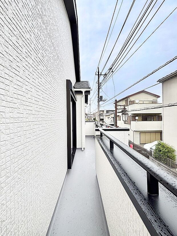 暖かな陽光が降り注ぐバルコニーはお洗濯におすすめ。爽やかな風も心地よいです。