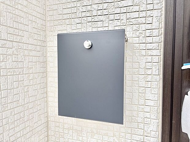 シンプルデザインのポスト。