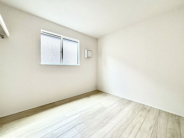 窓からのやさしい光が心地よいプライベートルーム