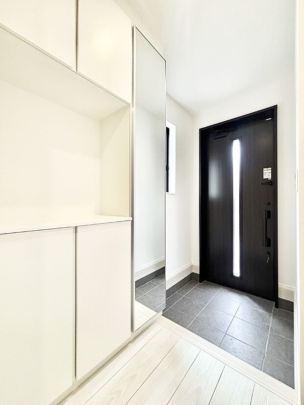 明るい玄関はお客様をお出迎えするのにぴったりです！ 