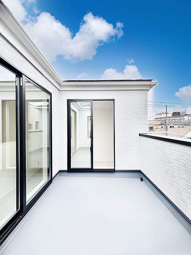 暖かな陽光が降り注ぐバルコニーはお洗濯におすすめ。爽やかな風も心地よいです。