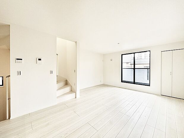 明るい陽光が注ぎ、寛ぎの雰囲気に満たされるダイニング。