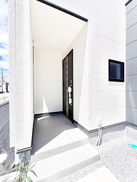 玄関前は雨が降っても濡れにくい屋根付き