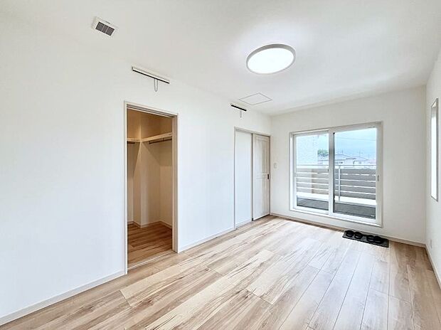 ウォークインクローゼットがあるお部屋!季節ごとの入れ替えも不要で便利です。