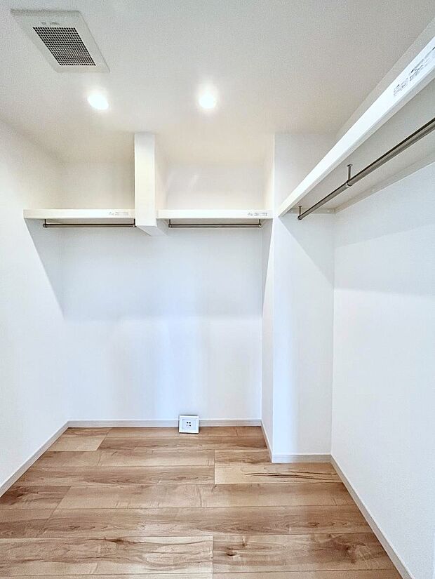 衣類をハンガーに掛けたまま収納できるWIC。衣類の整理整頓がしやすくて便利です!