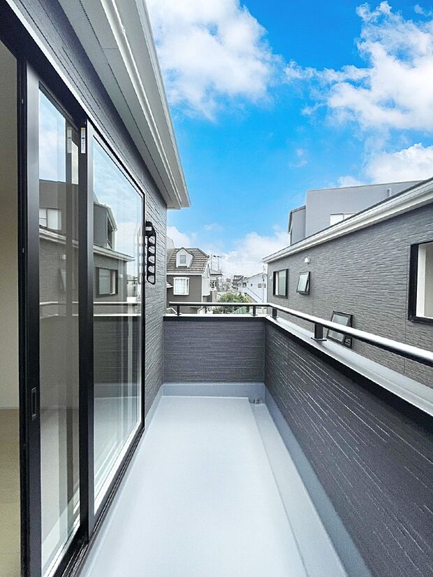 暖かな陽光が降り注ぐバルコニーはお洗濯におすすめ。爽やかな風も心地よいです。