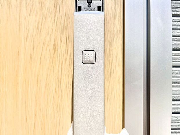 ボタンを押してかざすだけ!玄関ドアは電子キー仕様です