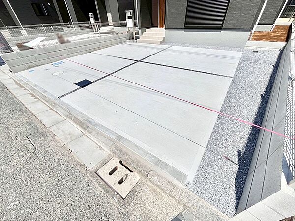 車の出し入れスムーズ！並列駐車2台分のカースペース付きです。