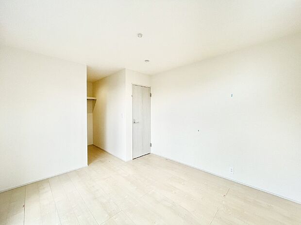ウォークインクローゼットがあるお部屋!季節ごとの入れ替えも不要で便利です。