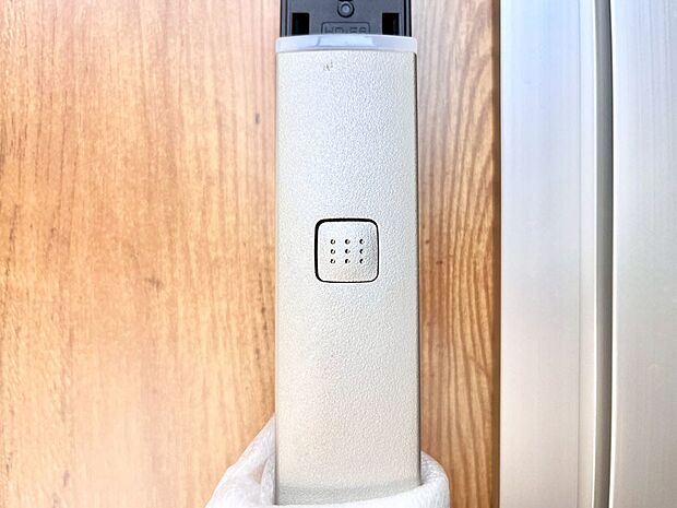 ボタンを押してかざすだけ!玄関ドアは電子キー仕様です