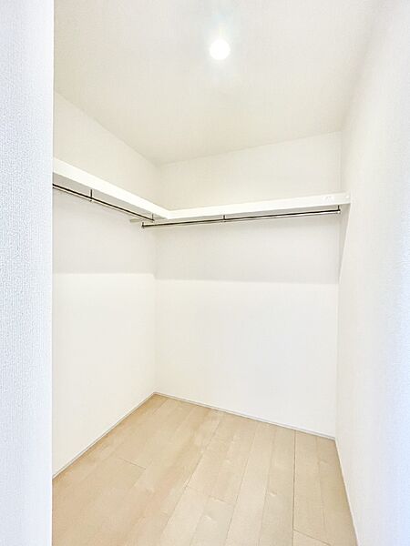 ウォークインクローゼット付きで生活空間を広く利用できます。