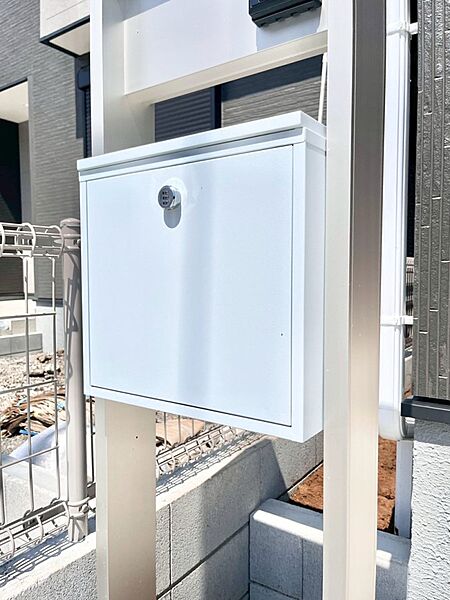 大切な郵便物の盗難を防止してくれるダイヤル錠付きのポスト