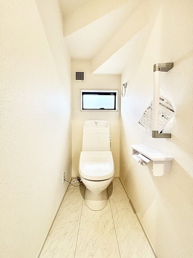 明るく清潔感のあるトイレです。 