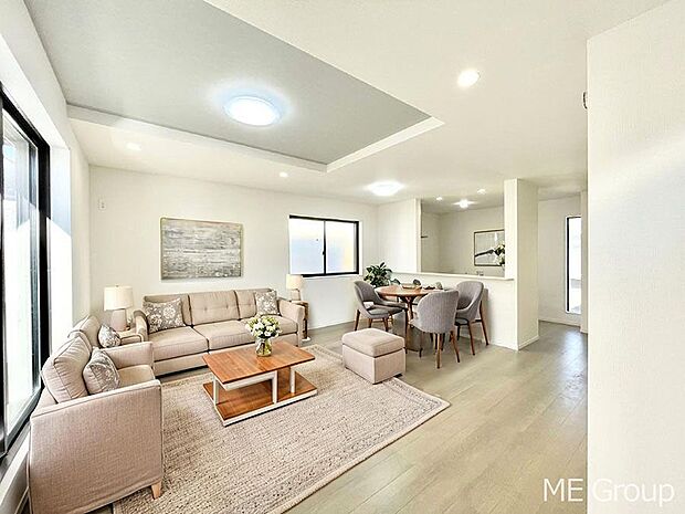 ご家族の賑やかな話し声で包まれる明るいリビング ※家具はCGです