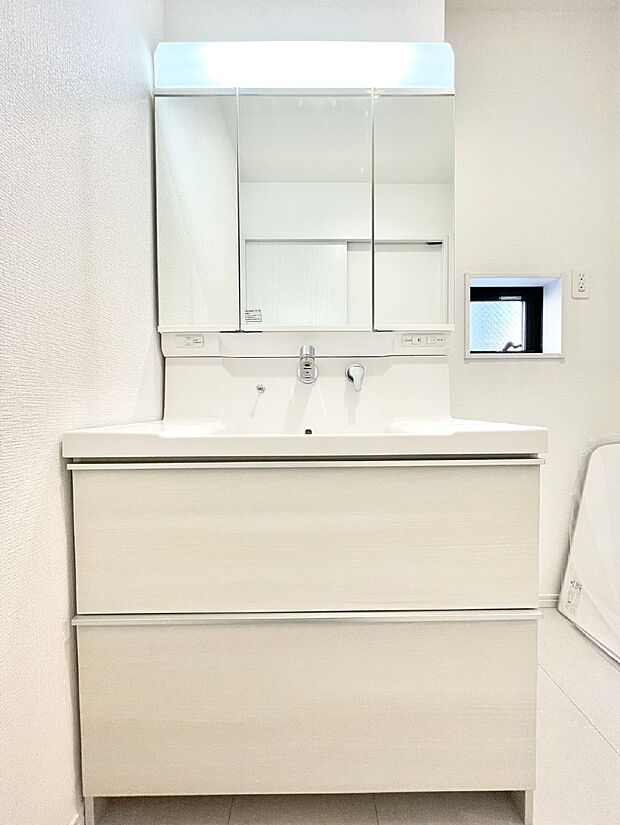 大きく見やすい三面鏡で清潔感ある洗面台は、身だしなみチェックや肌のお手入れにおすすめです。