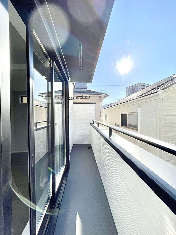 暖かな陽光が降り注ぐバルコニーはお洗濯におすすめ。爽やかな風も心地よいです。