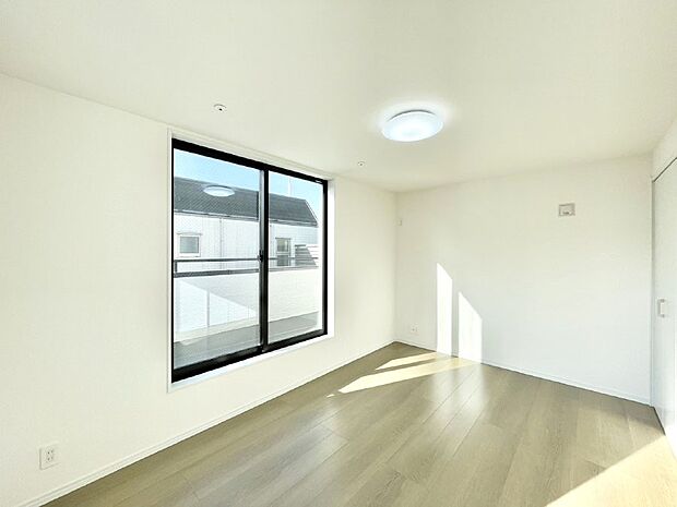 バルコニーが開放感をプラスしてくれる洋室