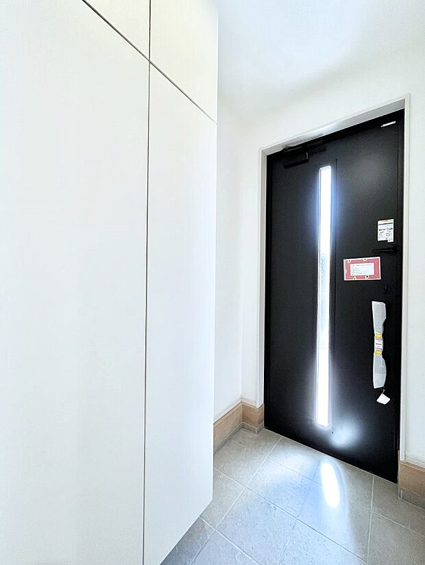 ガラススリットの入った玄関ドアが室内に光を届けてくれます