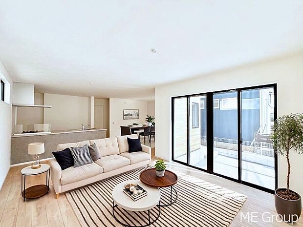 大きな窓からたっぷりの陽光と風を感じられるリビング ※家具はCGです