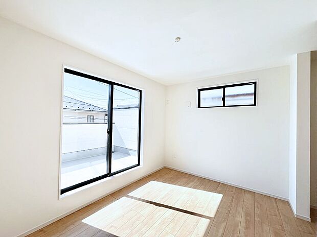 南向きのバルコニーから入る日差しがお部屋全体を優しく包み込みます。