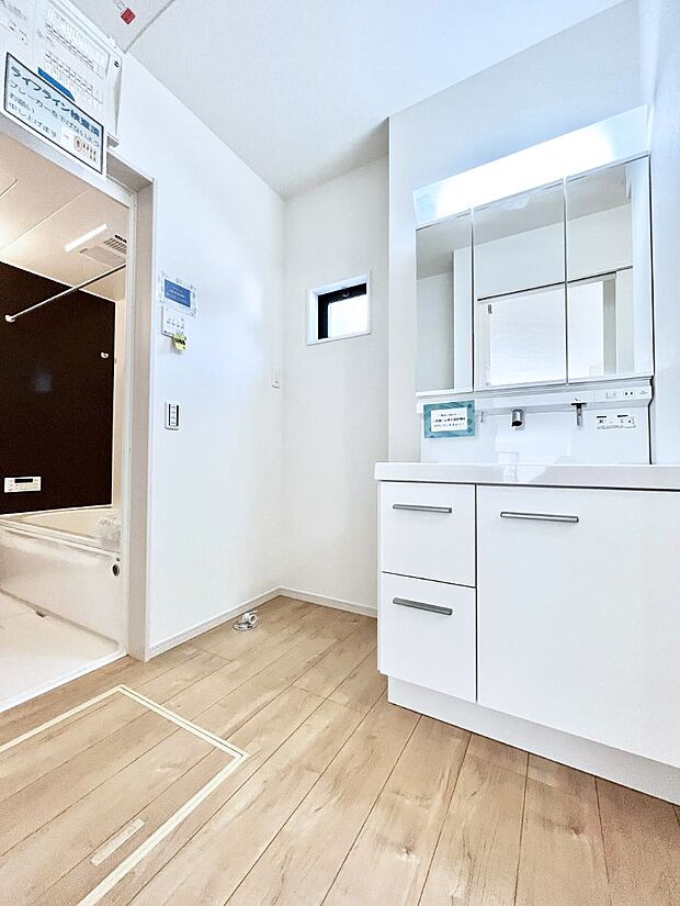 小窓がついているので湿気の多い場所でも換気が十分行えます。毎日の身支度を気持ち良く!