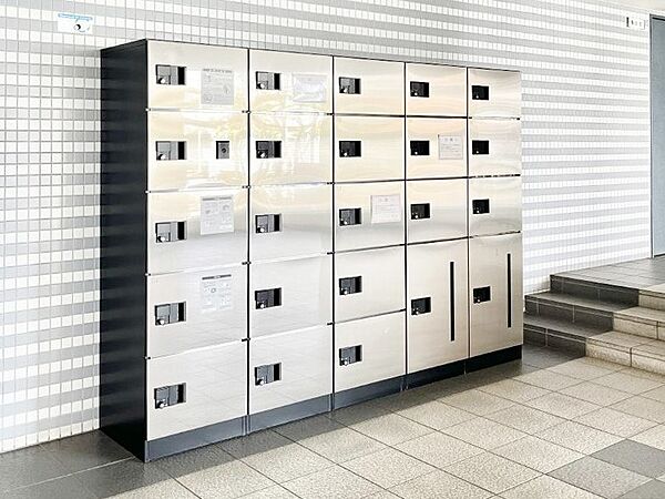 不在時にも荷物が受け取れる宅配BOX付。荷物の受け取りが多い方も安心です！