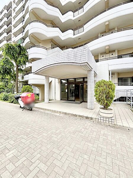 外観 綺麗なエントランスは、居住者を優しく迎えいれてくれます