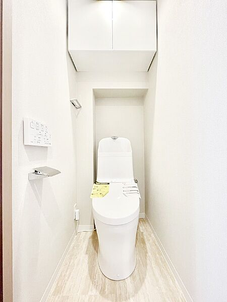 トイレは清潔感のある白を基調とした落ち着ける空間に！
