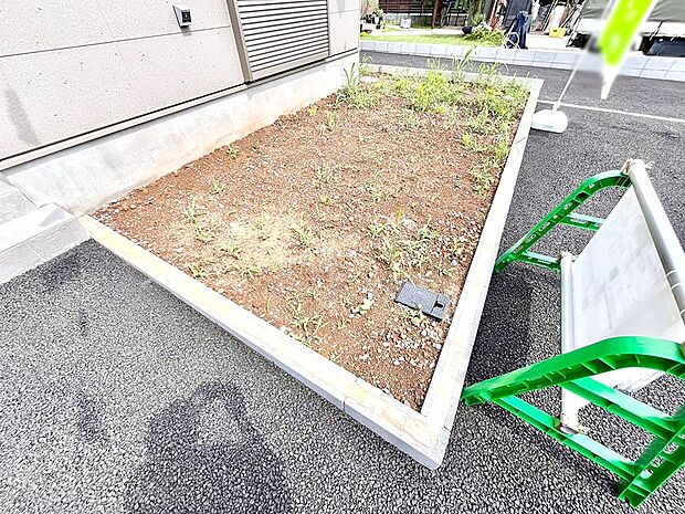 プランターを並べて季節のお花を楽しめるお庭付き。