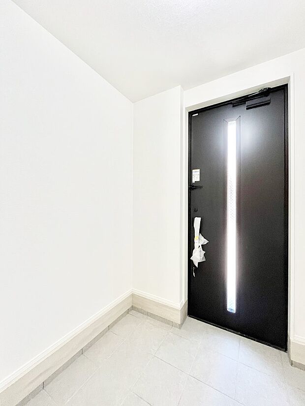 ガラススリットの入った玄関ドアが室内に光を届けてくれます