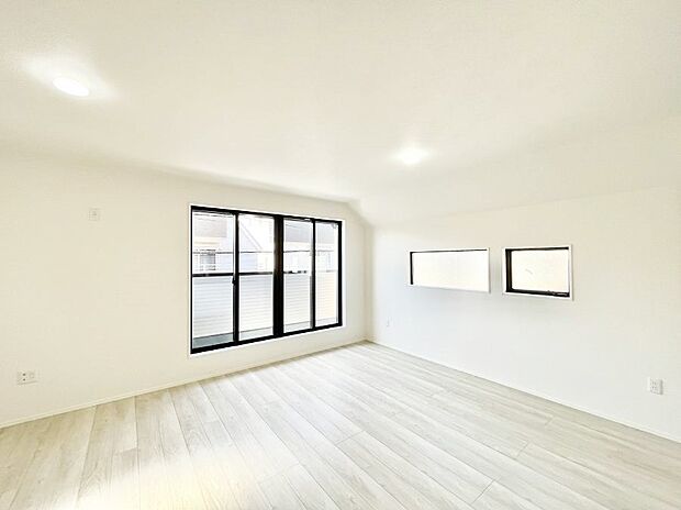 大きな窓からたっぷりの陽光と風を感じられるリビング