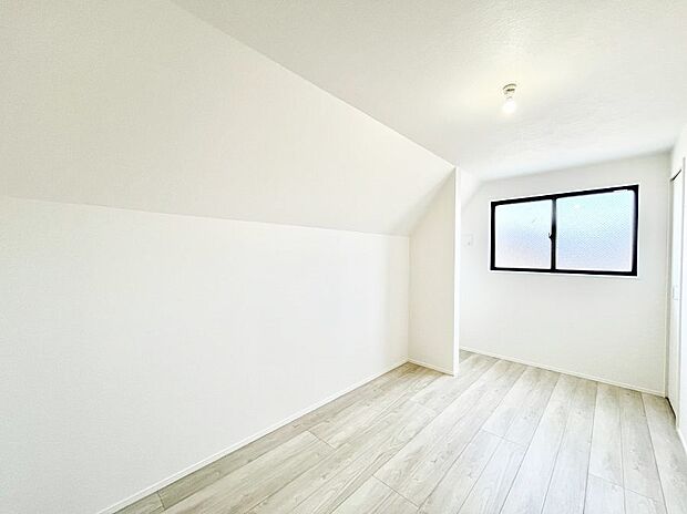 窓からのやさしい光が心地よいプライベートルーム