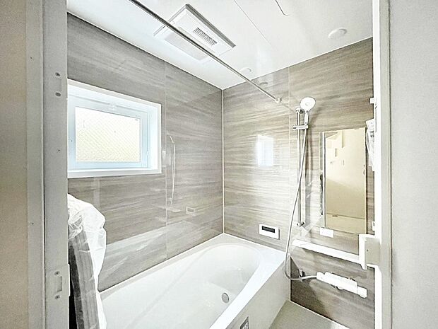 一日の疲れを癒してくれる明るい清潔感のあるバスルーム