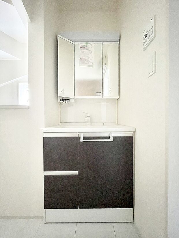 三面鏡の裏に、化粧品や衛生用品などを収納可能。洗面台をすっきりと保ちます!