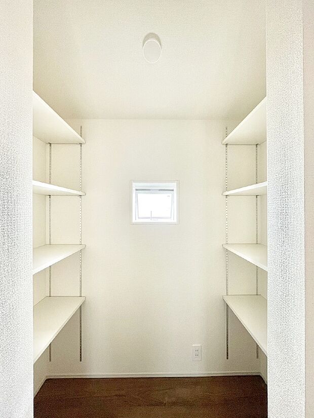 キッチンにはパントリー！食材のストックはもちろん、日用品の収納など使い方はいろいろ！