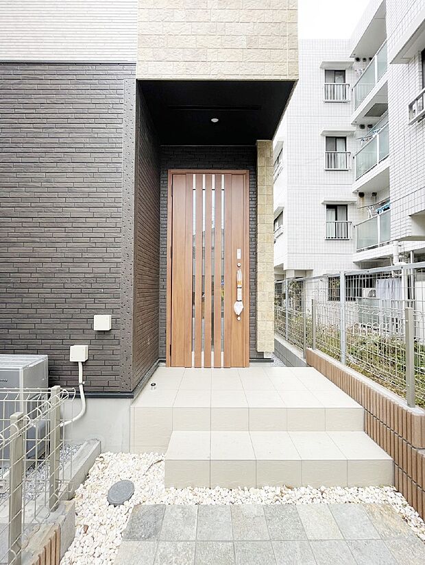 玄関前は雨が降っても濡れにくい屋根付き