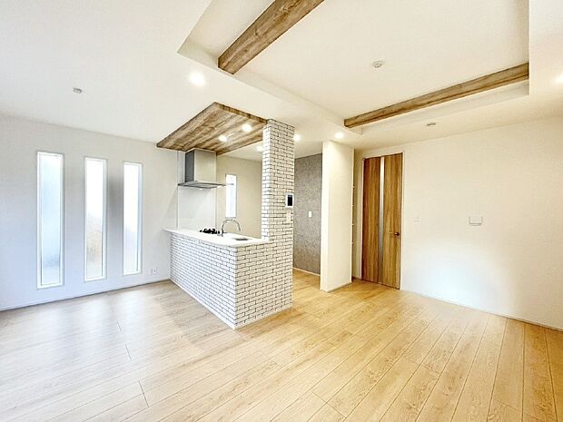 折上天井は立体的な奥行きがあるので、天井が広く見えて開放的な空間を演出できます。