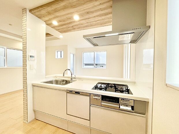 カウンター越しに楽しいおしゃべり。いつものお料理がもっと美味しくなりそうですね。