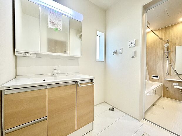 小窓がついているので湿気の多い場所でも換気が十分行えます。毎日の身支度を気持ち良く!