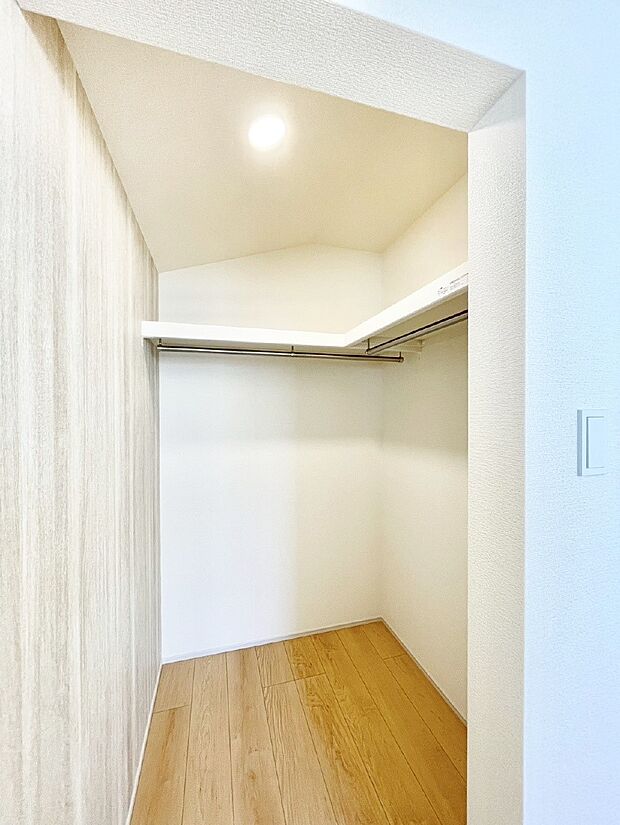 ウォークインクローゼット付きで生活空間を広く利用できます。