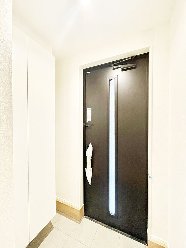 ガラススリットの入った玄関ドアが室内に光を届けてくれます