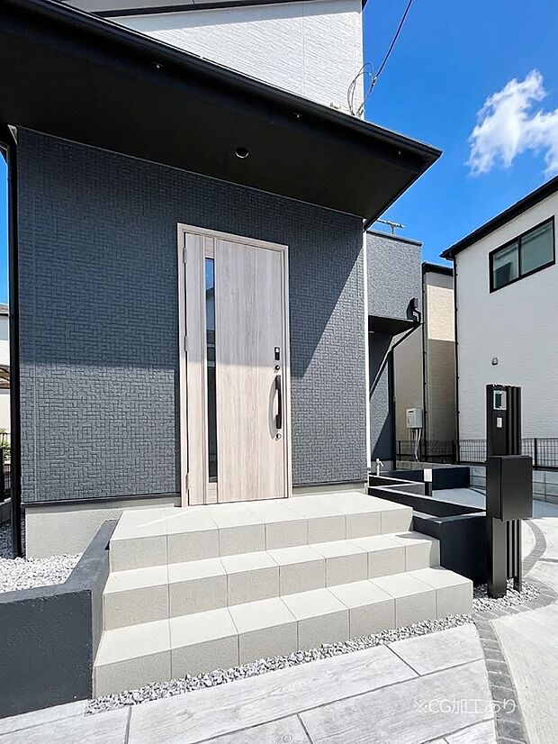 大切な家族、来客を出迎える玄関。玄関前は屋根付きで雨が降っていても濡れにくいです。