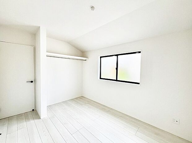 物や洋服の出し入れがスムーズなオープンクローゼット付きのお部屋
