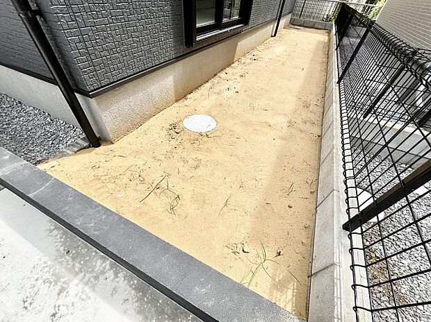 ガーデニングや家庭菜園も楽しめるお庭付き。