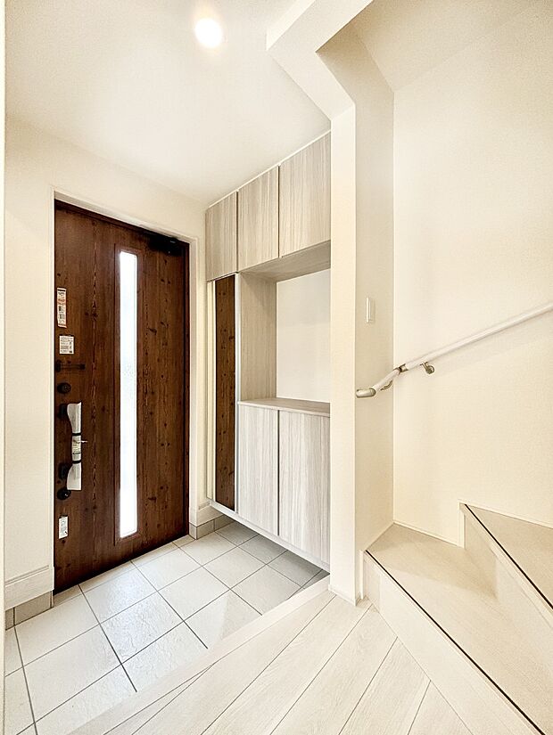 明るい玄関はお客様をお出迎えするのにぴったりです！ 