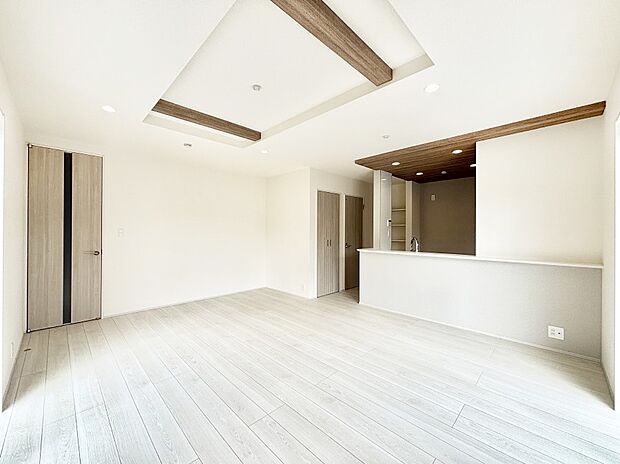 明るい陽光が注ぎ、寛ぎの雰囲気に満たされるリビング・ダイニング。 