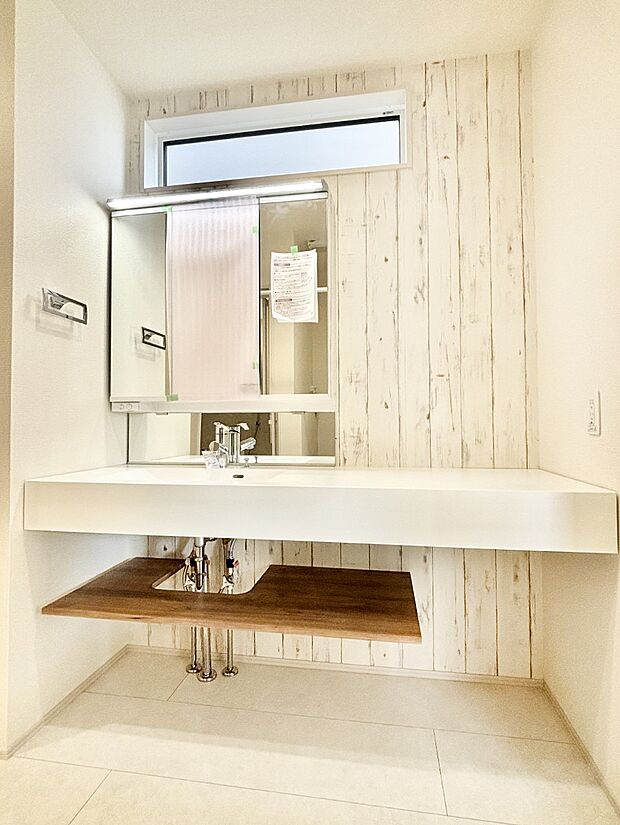 明るい洗面所は毎朝の身支度も楽しくできちゃいそうです。